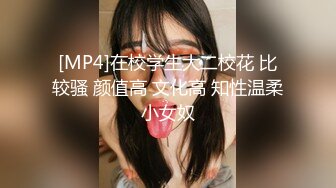 超美精致时尚暴露女孩去成人商店买A片被老板邀请黑屋看黄片出现俩大鸡巴就开始玩刺激