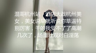 戴着个小眼镜样子很淫骚的模特小猫自慰完给导演特殊服务