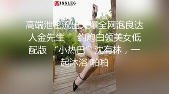 长卷发白皙妹妹，床上大黑牛自慰，垫着枕头，表情很享受