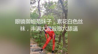 青春活力的小妹妹又發情了，癮來了直接在鏡頭前和狼友互動發騷，小騷逼和菊花都很粉嫩。