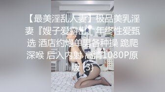 极骚小姐姐护士帽浴缸里大尺度自慰，假屌放浴缸里上位骑坐，特写圆润屁股套弄，张开双腿快速暴力抽插