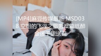 专注人前露出与路人同框美腿女神GI9ZA视图集，公园超市广场哪人多往哪去和老登一起锻炼