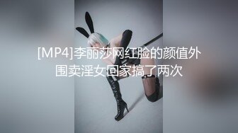 拍私房照的美眉被摄影师一顿忽悠加价，成为胯下女母狗，吃着肉棒跳蛋玩弄搔穴 笑淫淫！