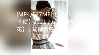 《魔手外购极品CP》地铁女厕偸拍络绎不绝的年轻小姐姐方便 美女多亮点多，妹子换奶罩一对大奶又圆又挺手感绝对一流 (15)