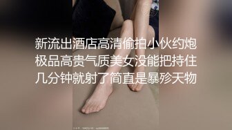 逼毛很多的美女少妇诱惑狼友，听狼友指挥脱光了玩弄骚穴，道具抽插骚逼，让大哥玩弄骚奶子，撅着屁股玩骚逼