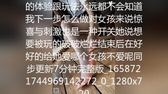 两个00后嫩妹全裸自摸按摩器互相震动炮友双飞，童颜大奶震动棒抽插炮友过来上位骑坐猛操