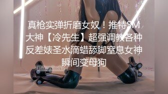 颜值不错的奶油甜心打着手游逼里塞着跳蛋，完事给大哥舔鸡巴享受大哥的抽插，各种体位啪啪浪荡呻吟不止