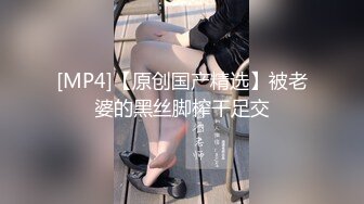 极品尤物颜值美女！干净无毛粉嫩小穴！怼在镜头前掰开，震动棒磨蹭流白浆，表情很享受，埋头给炮友吃鸡