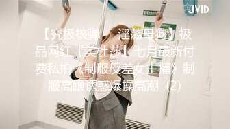 商城跟随抄底两个漂亮美眉 蓝裙美眉的花内内好性感 屁屁好白