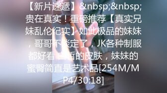 不知名风骚TS美妖眼镜妹 有点良家少妇的感觉，被炮友艹的披头散发 淫乱的妖声 诱惑哦！