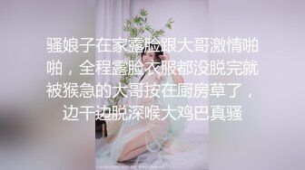 热情时尚女孩迷人的笑容看了就想操她脱下性感短牛仔裤阴毛下面潮湿的阴道早就忍不住啪啪了