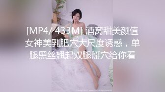 小情侣开车到野外，小树林里露出，车震无套内射，白臀粉穴，别有一番韵味