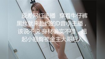 2019最新流出酒店大圆红床拔完火罐的小哥和漂亮女友一边看鬼片一边啪啪