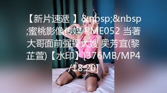 顶级绿帽奴大哥携娇妻约俩单男玩4P,三个大J8围着小少妇,手嘴闲不住