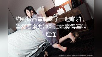 【新片速遞】&nbsp;&nbsp; 迷死人的小少妇全程露脸在大哥旁边勾搭狼友直播大秀，揉奶玩逼看特写，洗澡诱惑，身材不错颜值高精彩又刺激[698MB/MP4/55:21]