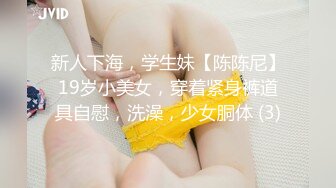 幸福老哥双飞姐妹花一个00后嫩妹，撸硬上位骑坐另一个妹子来姨妈抬屁股，边操边舔奶子搞完再玩滴蜡左拥右抱