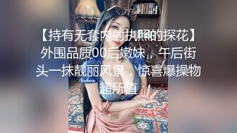 校园情侣思念太久，趁同学们还没来教室，男友解开拉链喂女友吃棒棒！