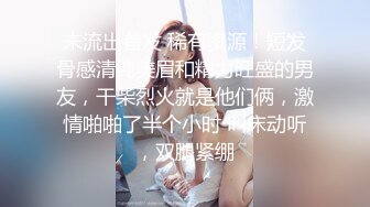 偷拍漂亮的百褶裙美女 无奈人太多只能看一眼就走