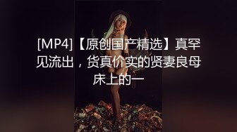 服装店老板娘 ！打烊后在店里自慰 ，撩起裙子跳蛋震穴