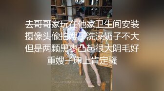 老外提早回家偷拍自己老婆跟男的偷情