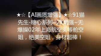 每当夜深人静~骚逼老婆~总喜欢翘高屁股来一炮~鸡巴操掉出来自己放手来拿艹进去抽插~浪叫呻吟！这臀是真美！