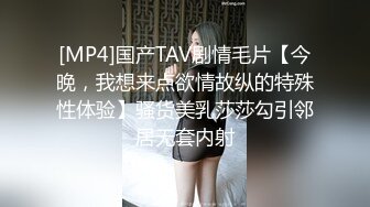 《极品CP魔手外购》色胆包天大神潜入移动办事大厅女厕独占坑位隔板缝中连续偸拍，各种高跟制服美腿极品丝袜OL方便 (4)