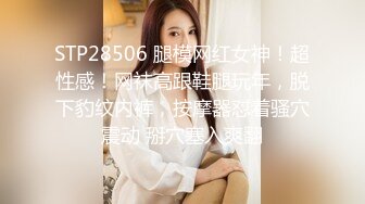 初恋脸反差婊美女 ，被后入