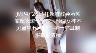 有纹身的小女人大白天伺候男友激情啪啪，奶子比心先洗干净再舔弄大鸡巴，让小哥玩