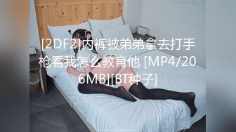 两个小骚逼快被大哥们玩坏了，床上的淫乱男女，揉奶玩逼道具抽插，口交大鸡巴让大哥舔逼，淫声荡语激情上位