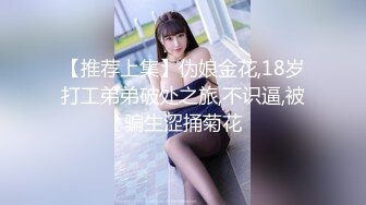 215. 日本女孩给一个戴着中国礼服的人