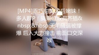 卖盆栽的老板娘 一弯腰胸前两颗奶头就探出头来 让顾客舍不得走