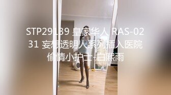 DJ摇滚舞女转型良家，偶尔在房间也会随着音乐嗨起来，舞得很有感觉！