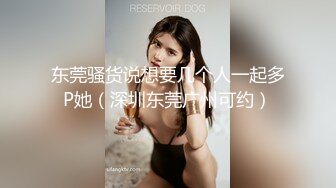 性感小美女全程露脸发骚，撸着大鸡巴口交，衣服都没脱完就直接坐在小哥身上抽插，边草边脱无套抽插射了好多