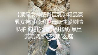 无毛白虎一线天小妹撅着屁股让大哥玩逼，先给逼逼和菊花吸跟烟，道具抽插菊花，扩阴器看骚穴特写道具玩弄