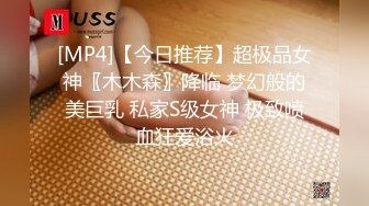 漂亮美女正和人打电话讲到一半被男友拉到房间操逼 发现在拍摄躲被窝里不出来了 想尽一切办法最终干了她