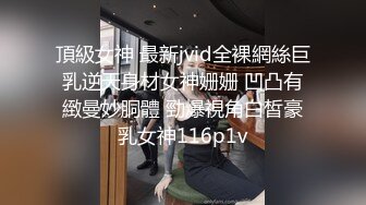 情趣酒店稀有白色大圆床摄像头偷拍胖哥和隔壁房东媳妇开房玩得有点流连忘返