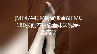 高颜值女神的诱惑，全程露脸各种风骚，性感蜜桃臀上下晃动求操