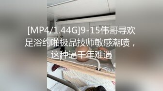 满身纹身的渣女跟小哥啪啪，亲小嘴舔鸡巴刮逼毛，无套爆草蹂躏玩弄骚奶子