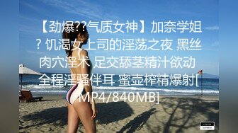 十二月新流出大神潜入水上乐园更衣淋浴间出口偷拍 美女换衣服警觉性很高的红衣妹子瞪着作者看