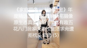 新交的女友，没想到比我还野，旁晚吃完饭下楼公园散步，女友胸罩都没穿就出门，直接撂下衣服撸奶子！