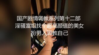 衣料比较少的白衣美女坐在沙发上就让人看的口干舌燥