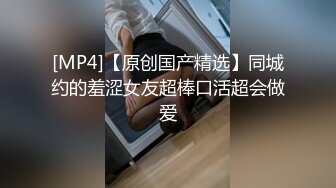 屌丝直男和漂亮女友 站着在客厅让女友舔深喉，鸡巴太大太长，女友含了好久都吞不完 最后干脆不吃了！