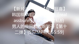 98年情侣，玩得开，前戏做足后老婆会非常敏感，单男从后面抱住她这样舔，给她舔的腿软