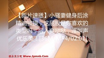 肥臀大奶子的小妞摆弄完骚姿在用振动棒按摩小穴