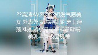 Ria 久留美甜蜜地坐着等待，因为一些男人将他们的鸡巴释放到她的脸上。