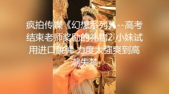 餐厅女厕偷拍陪男朋友一起来吃饭眼镜小姐姐,估计男朋友都不知道她是无毛白虎逼