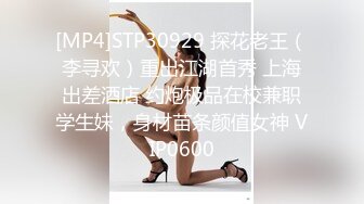 风景区女厕全景偷拍多位美女少妇前来献B (1)