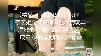 裙装妹子不穿内裤，这情景刺激淫荡